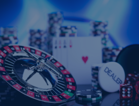 Roulette, Spielchips und Karten auf Casinotisch.