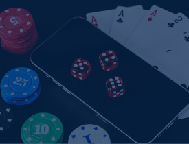 Würfel und Pokerchips auf Smartphone mit Spielkarten.